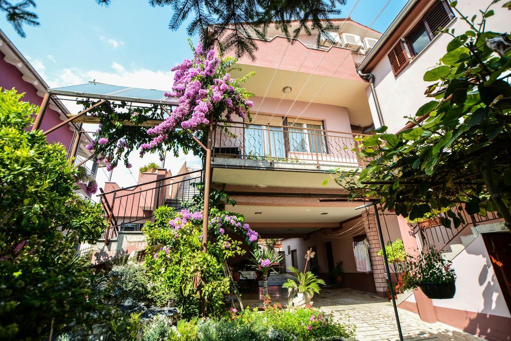 Apartments Ema Pula Exterior photo